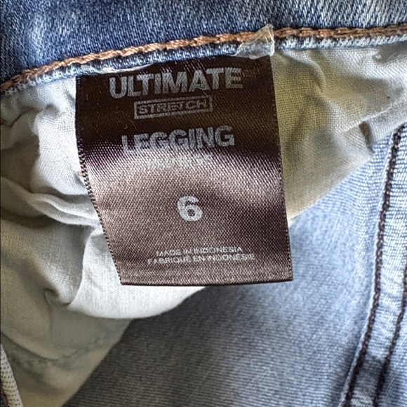 Express Women’s Light Wash Skinny Jeans - Picture 4 of 6